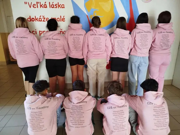 Ružové mikiny s potlačou mien pre žiakov základnej školy